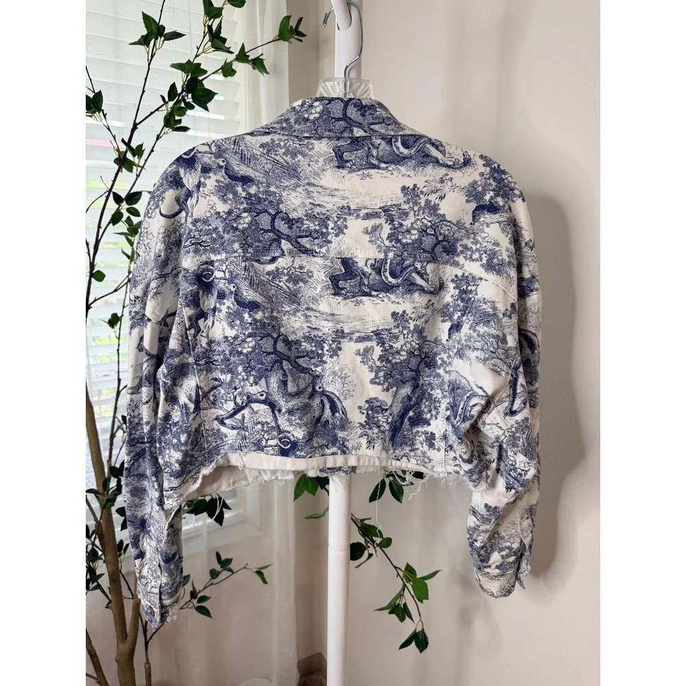 Missguided Toile de Jouy Cropped Denim Jacket Blue White Raw Hem Womens US 6 - Picture 3 of 6